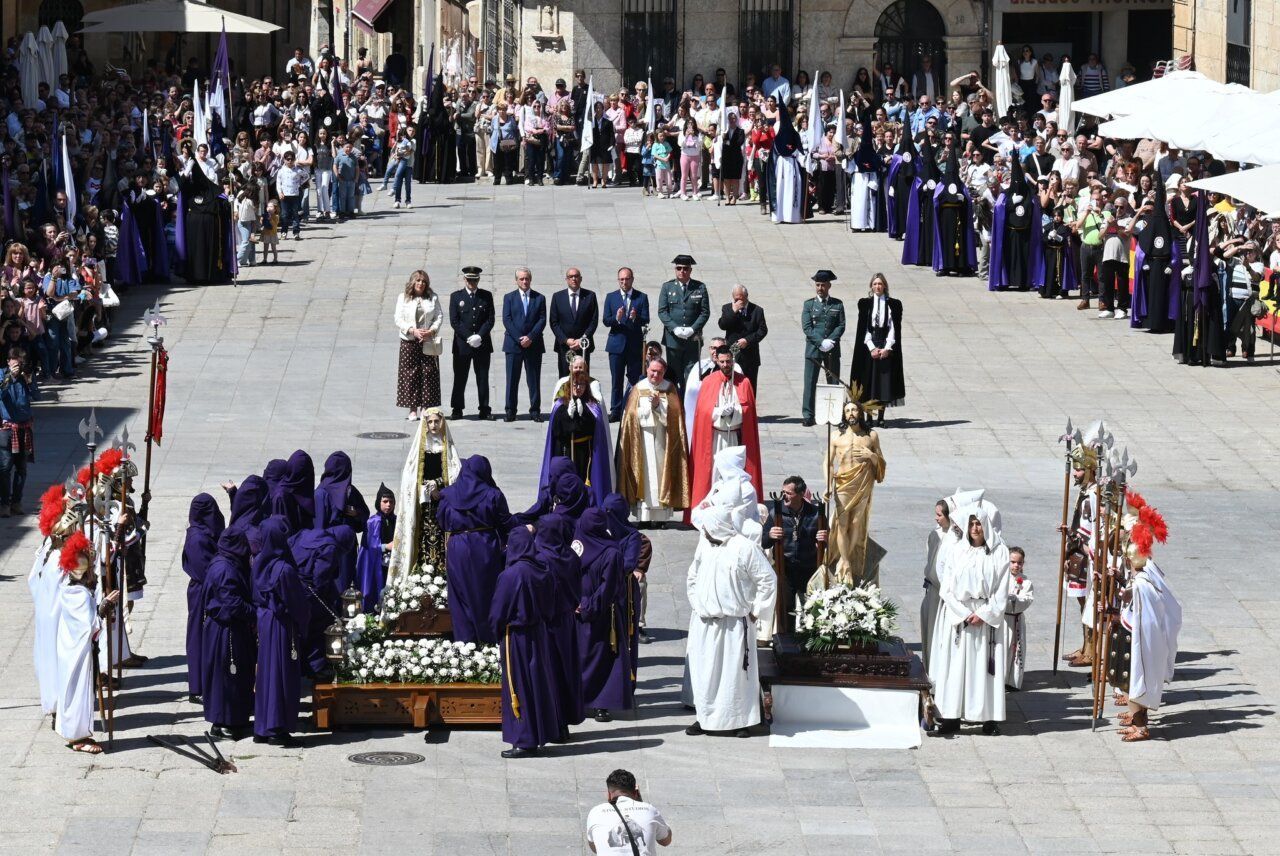 Procesión de Resurrección en la Plaza Mayor de Ciudad Rodrigo con multitud de asistentes.