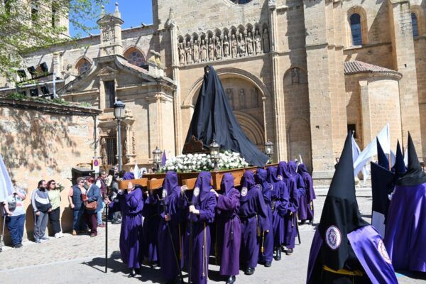 Procesión de Resurrección en Ciudad Rodrigo con participantes en túnicas moradas