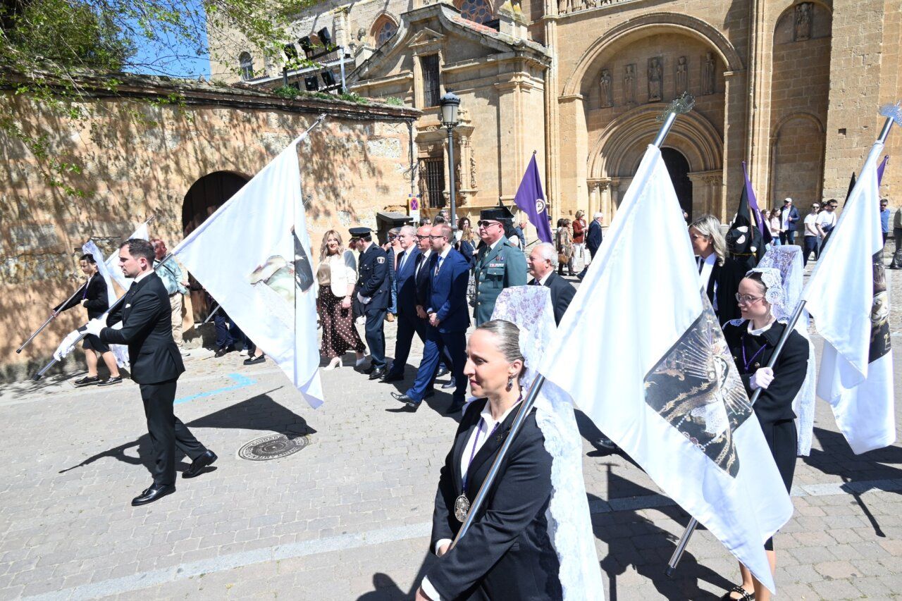 Procesión de la Resurrección en Ciudad Rodrigo con banderas y autoridades