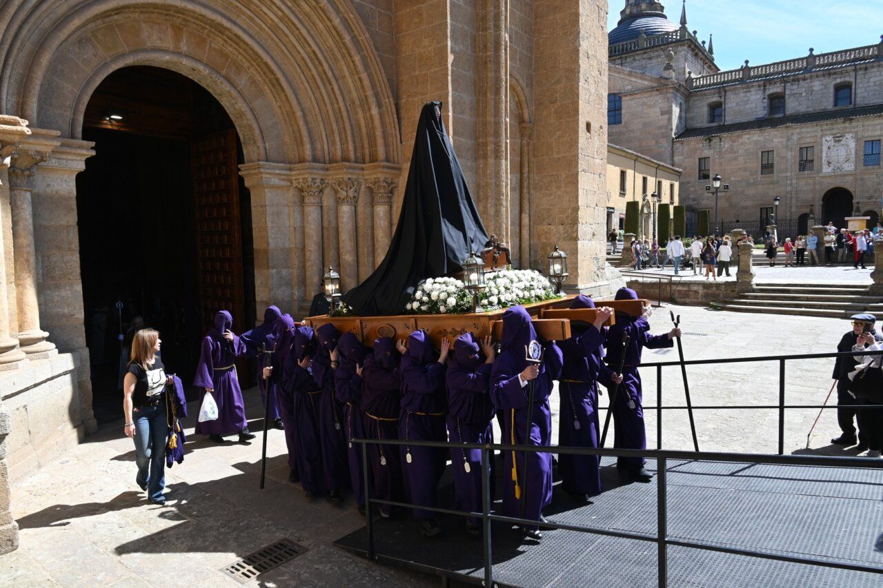Procesión de Resurrección en Ciudad Rodrigo con cofrades en túnicas moradas