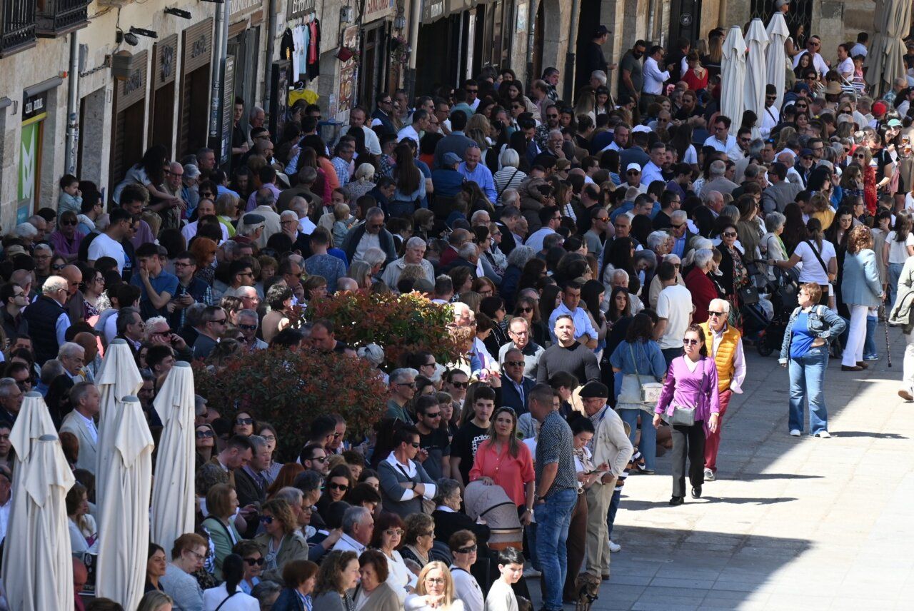 Multitudinaria procesión en la Plaza Mayor de Ciudad Rodrigo durante la Resurrección