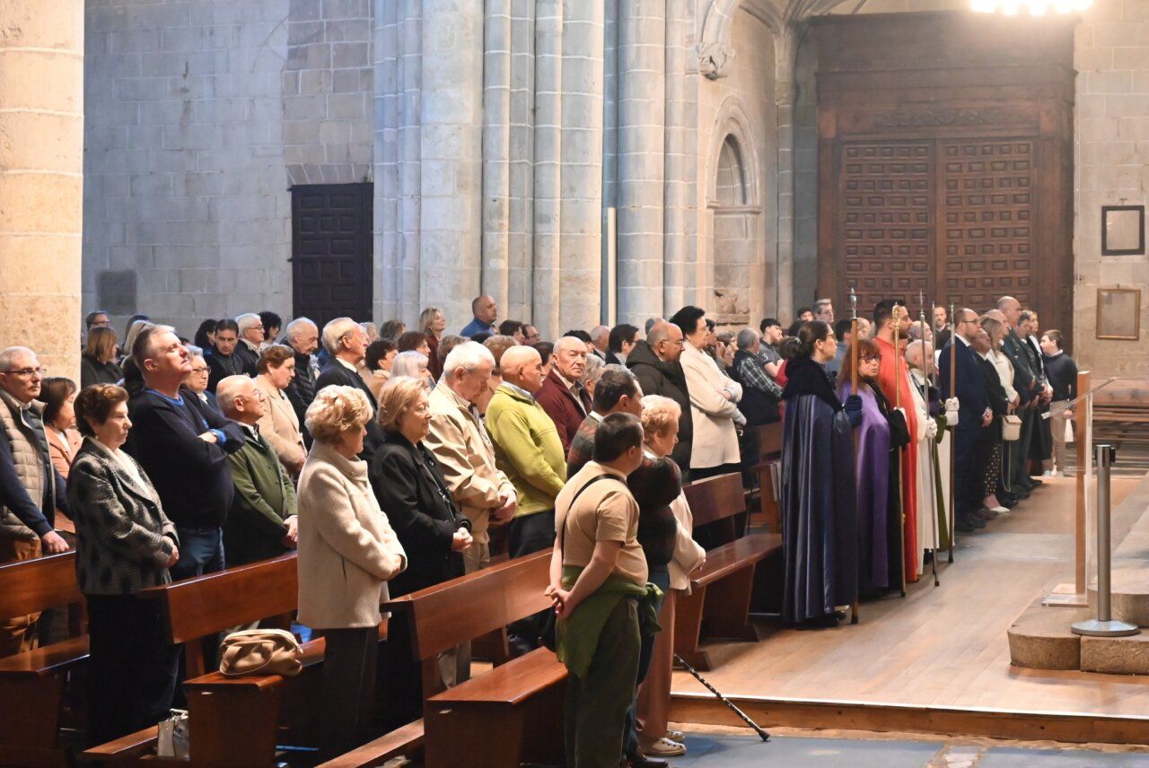 Asistentes en la procesión de Resurrección en Ciudad Rodrigo