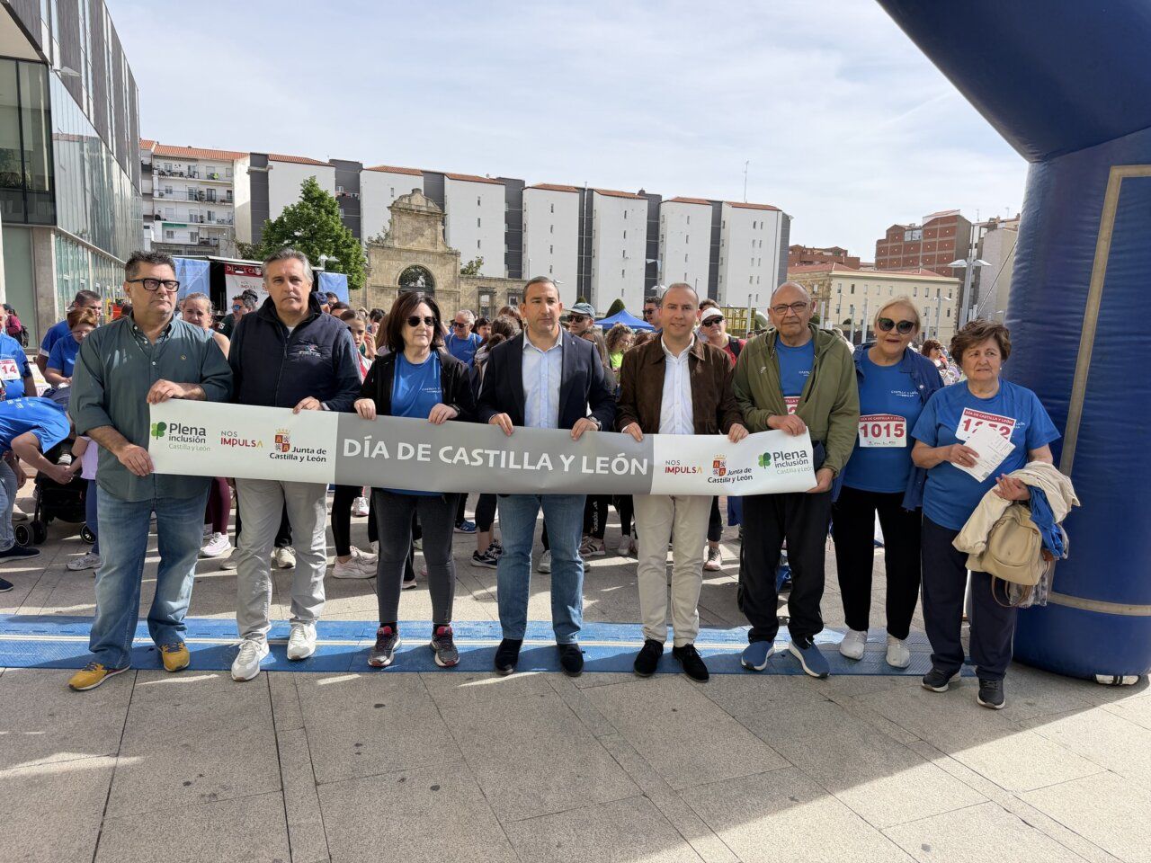 Participantes en la Carrera y Marcha del Día de Castilla y León sosteniendo un cartel