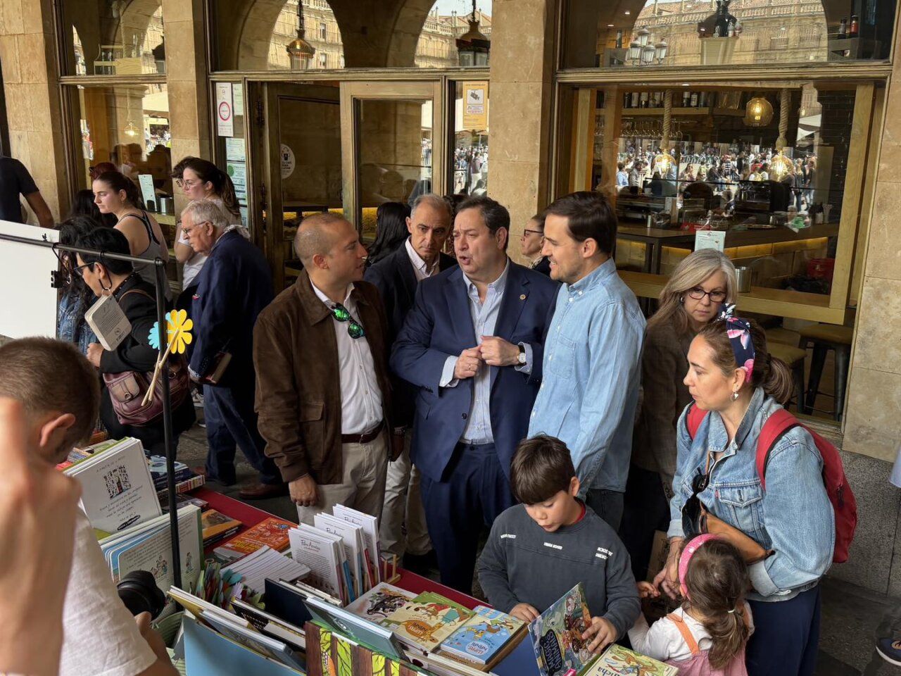 Personas interactuando en la celebración del Día del Libro en Salamanca