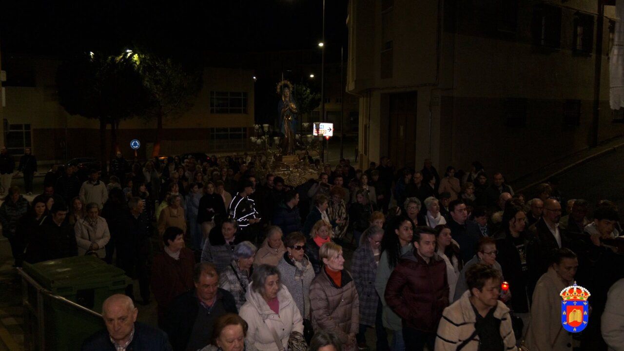 Multitud de personas participando en la celebración del Viernes Santo en Guijuelo