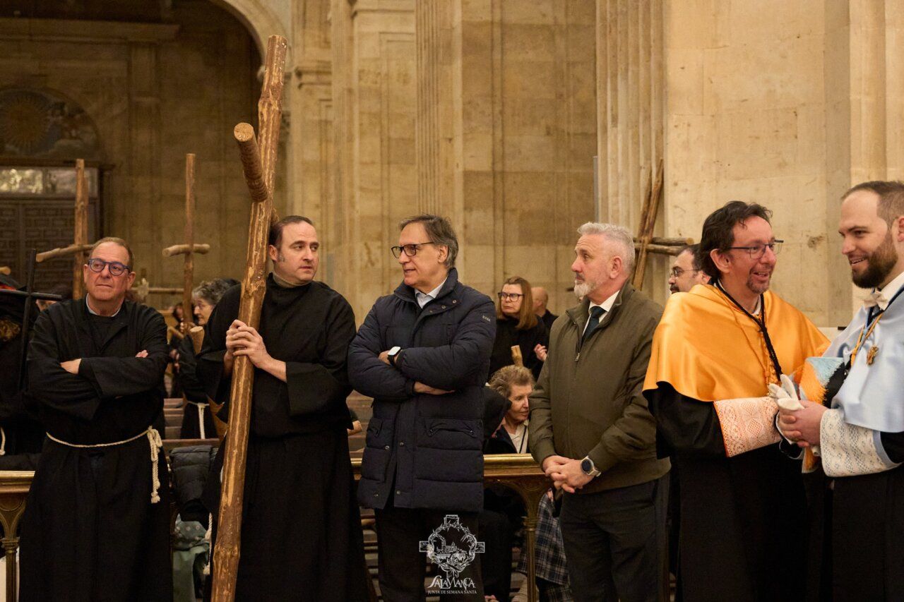 Miembros de la Hermandad Universitaria en la celebración del Martes Santo en Salamanca