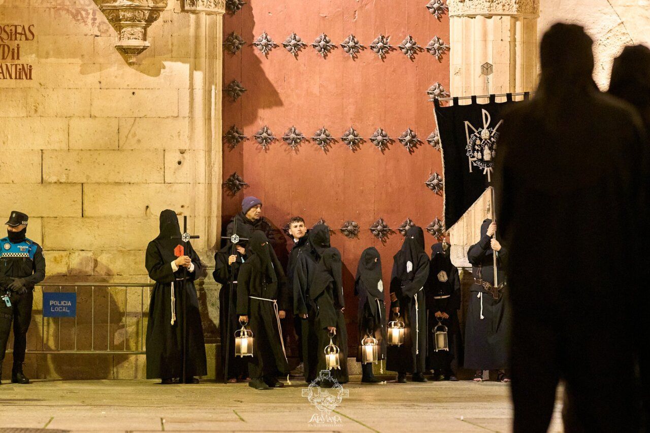 Miembros de la Hermandad Universitaria en Martes Santo en Salamanca