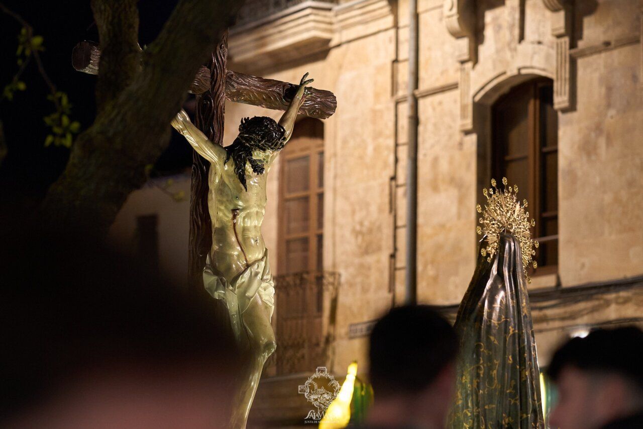 Estatua del Cristo crucificado durante la celebración del Martes Santo en Salamanca