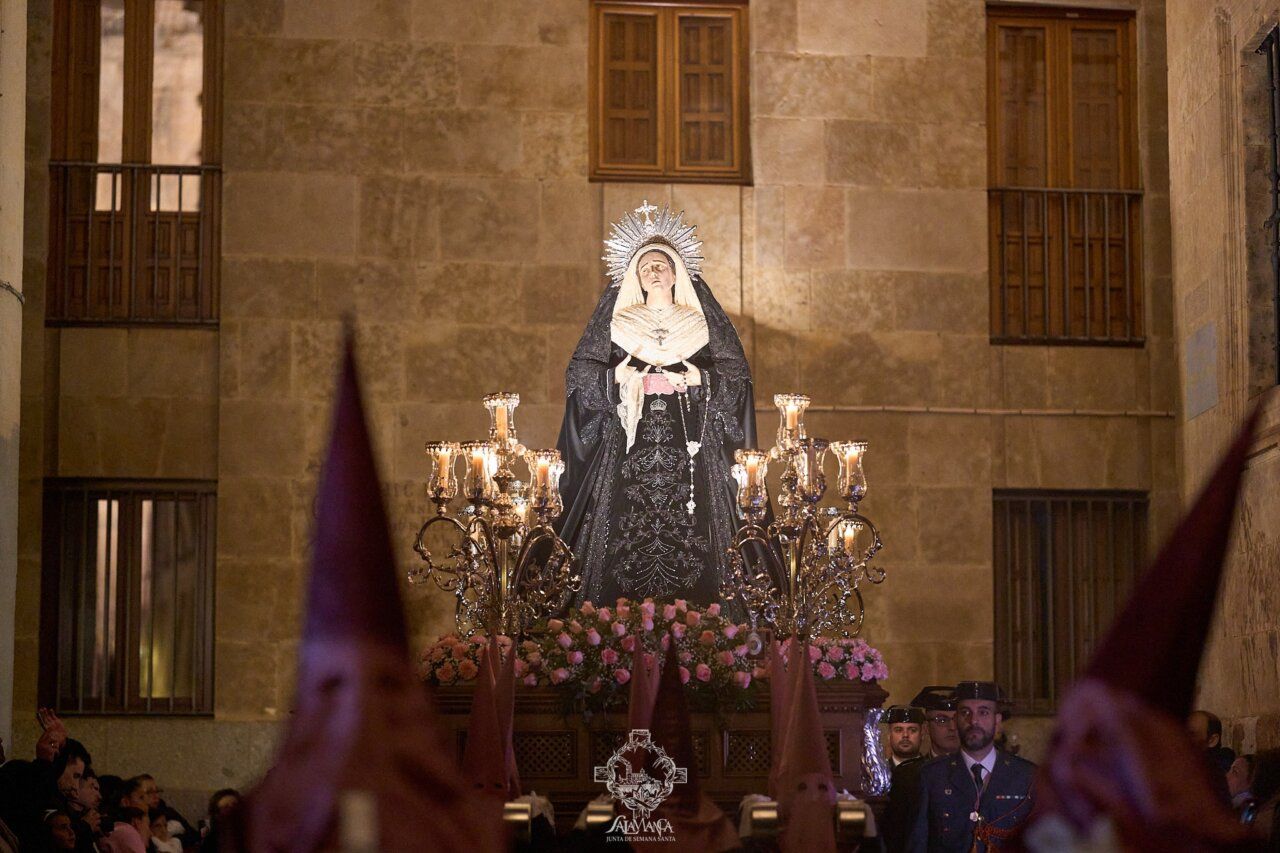 Imagen de la Virgen de las Lágrimas durante la procesión en Salamanca
