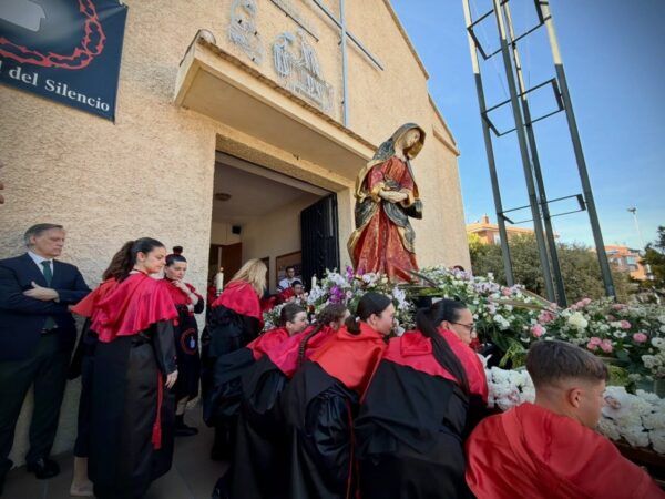 Miembros de la Hermandad del Silencio en Pizarrales durante la Semana Santa.
