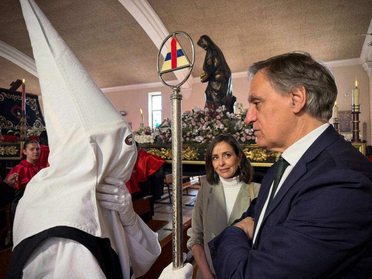Miembros de la Hermandad del Silencio en Pizarrales durante la Semana Santa.