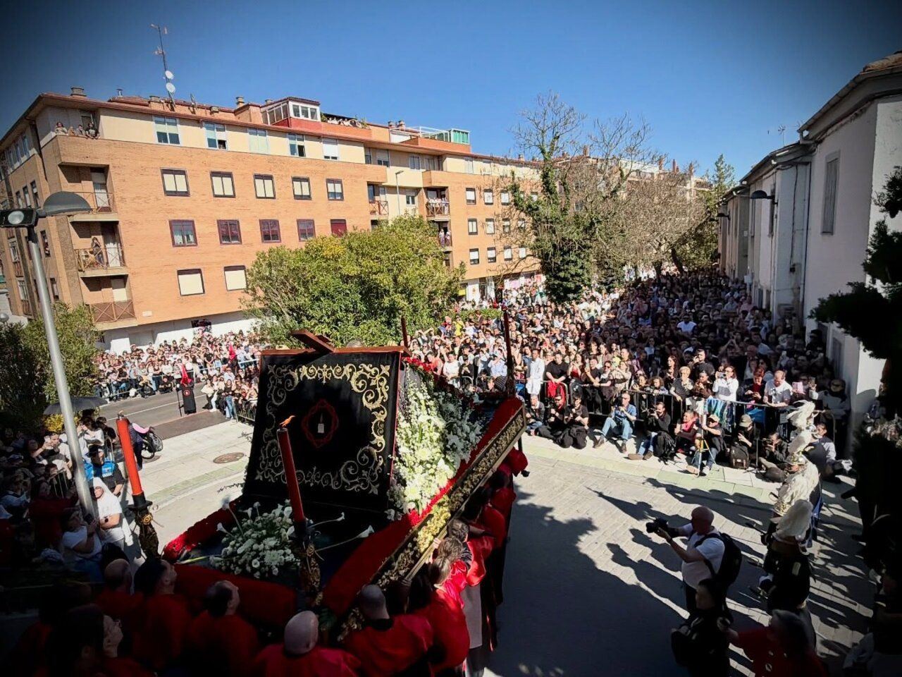 Procesión de la Hermandad del Silencio en Pizarrales con gran multitud