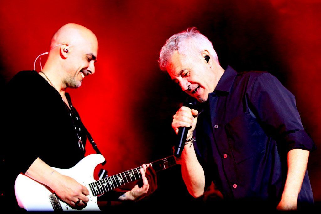 Sergio Dalma cantando en su concierto en Salamanca con guitarrista