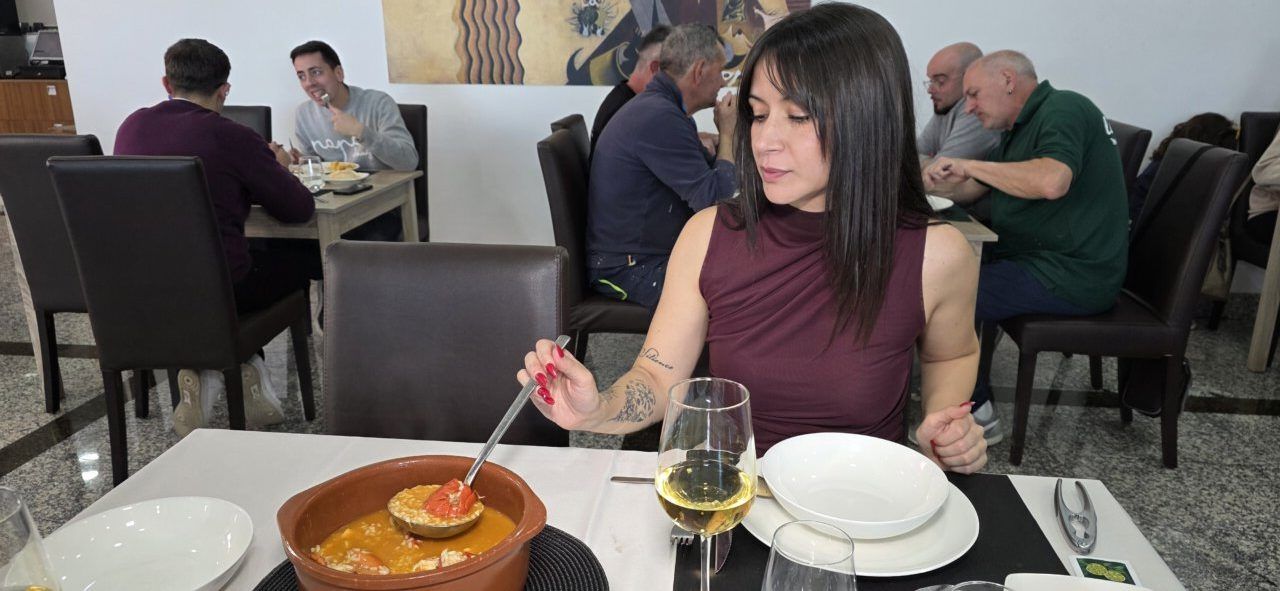 Mujer sirviendo arroz con bogavante en un restaurante