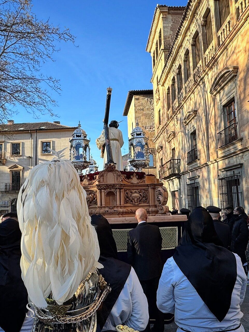 Procesión de la Hermandad Dominicana con la cruz vacía en Semana Santa