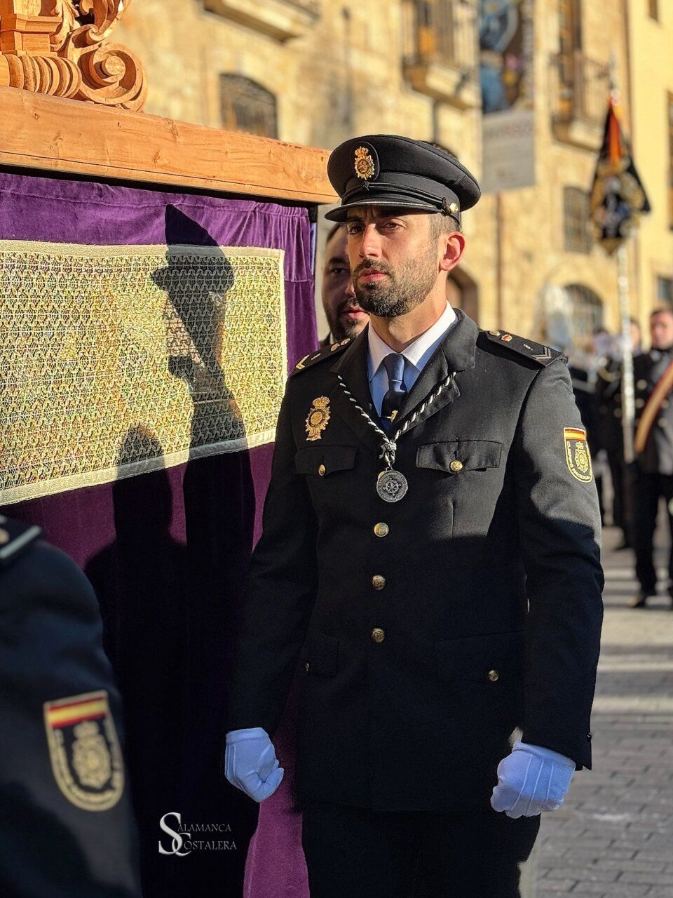Miembro de la Hermandad Dominicana durante la Semana Santa con cruz vacía.