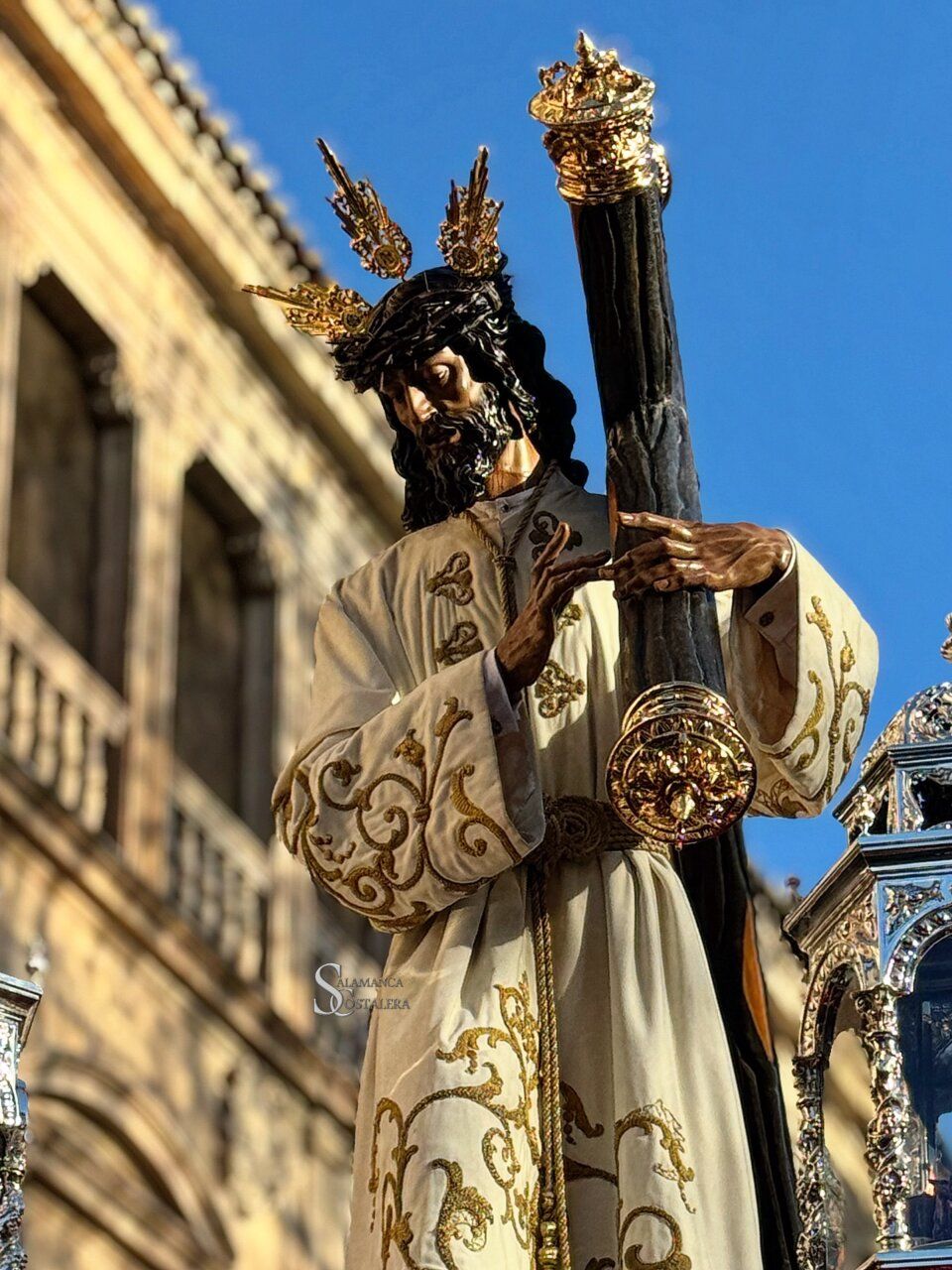 Imagen de la Hermandad Dominicana durante la Semana Santa con la cruz vacía.