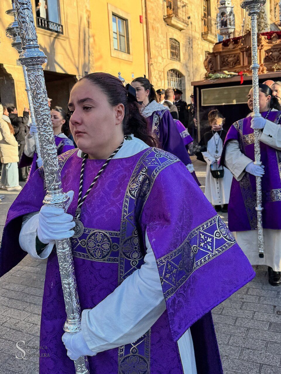 Miembro de la Hermandad Dominicana en procesión de Semana Santa