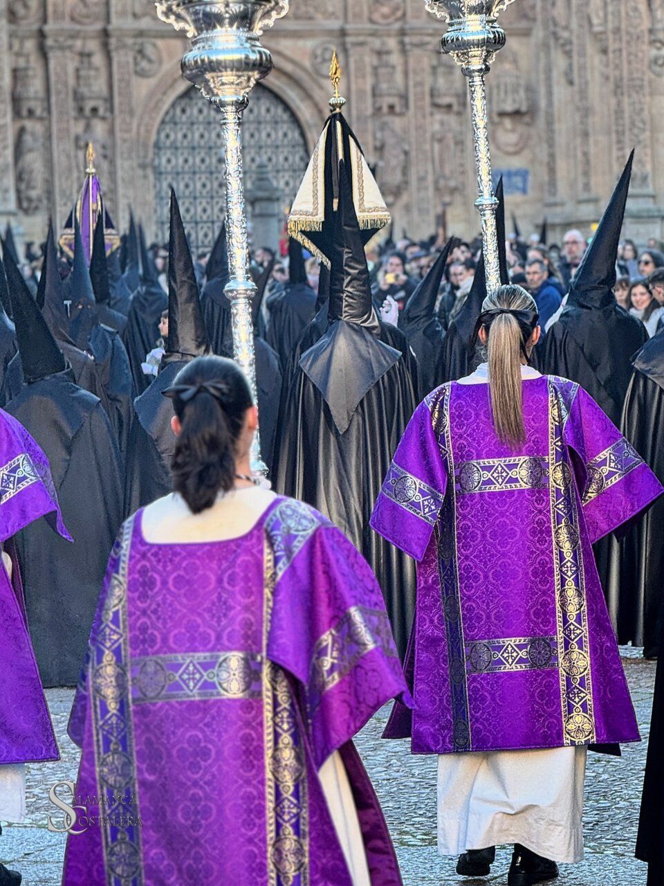 Miembros de la Hermandad Dominicana en la Semana Santa con capirotes y túnicas