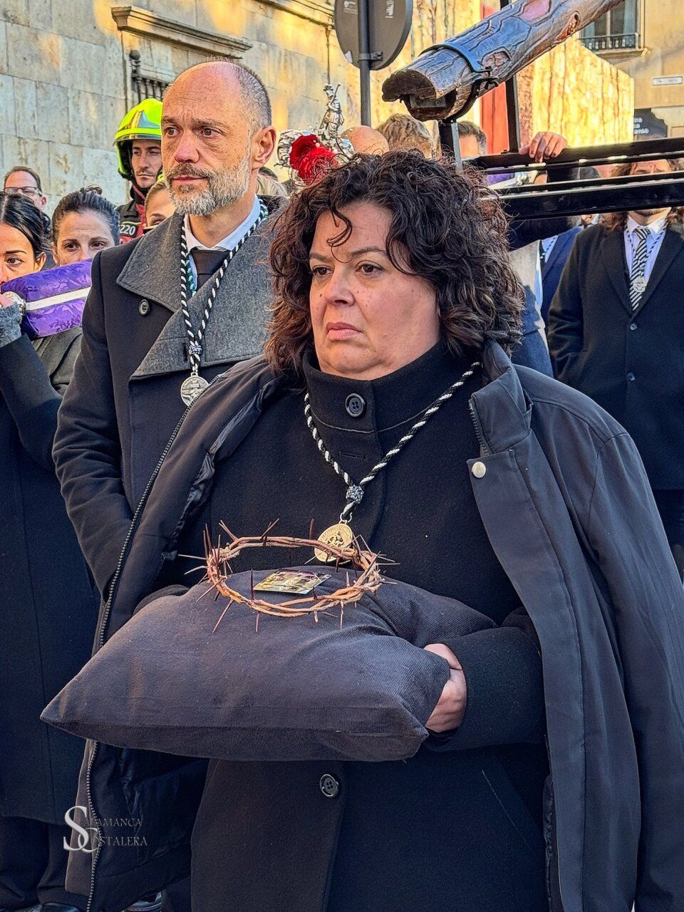 Miembros de la Hermandad Dominicana durante la Semana Santa con una cruz vacía