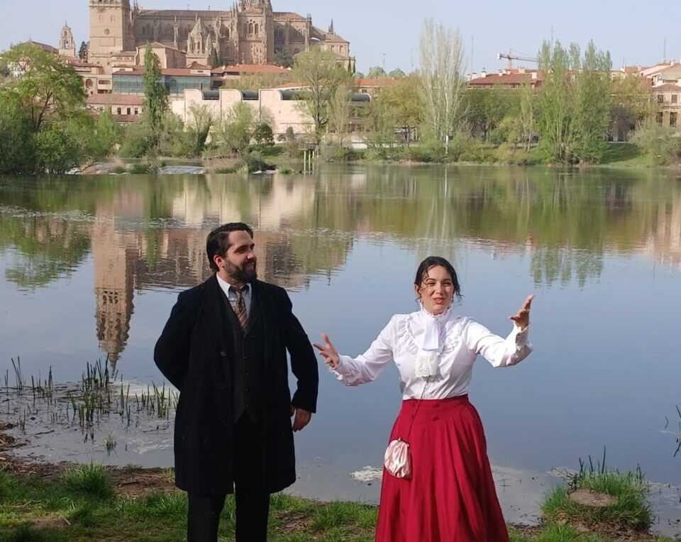 Personas vestidas con trajes tradicionales en Salamanca junto al río