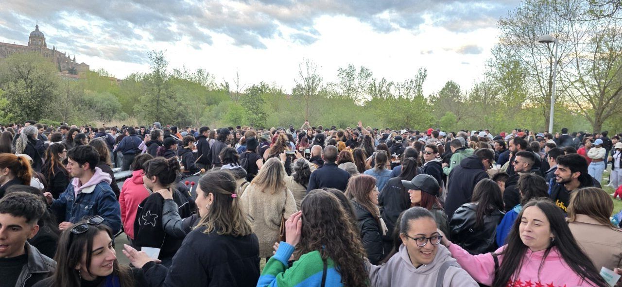 Multitud de personas celebrando el Lunes de Aguas en Salamanca