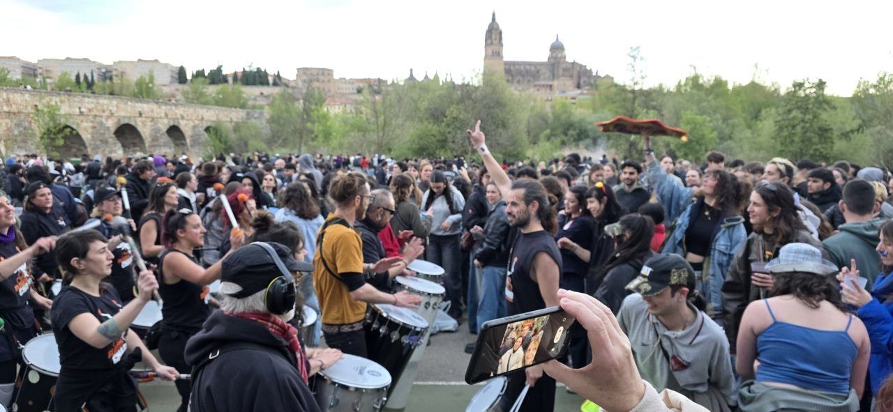 Multitud celebrando el Lunes de Aguas con música y alegría