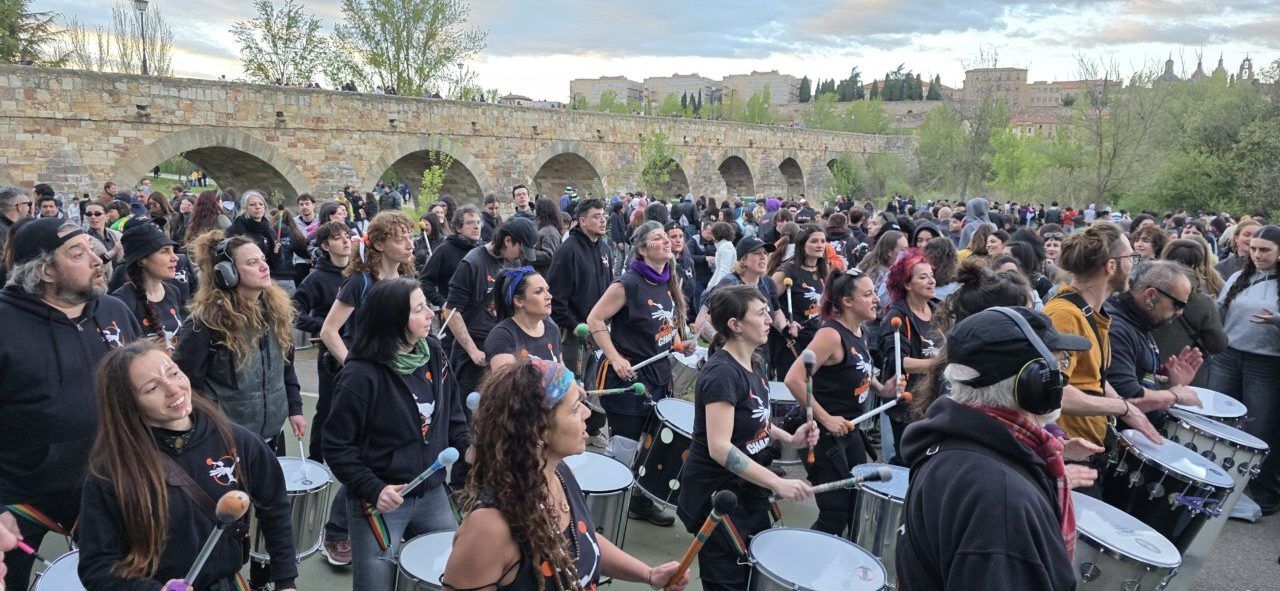 Grupo de personas celebrando el Lunes de Aguas con tambores en Salamanca