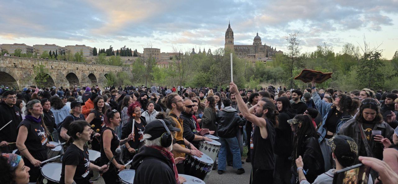 Multitud celebrando el Lunes de Aguas con tambores y música