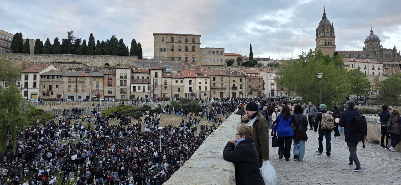 Multitud de personas celebrando el Lunes de Aguas en Salamanca