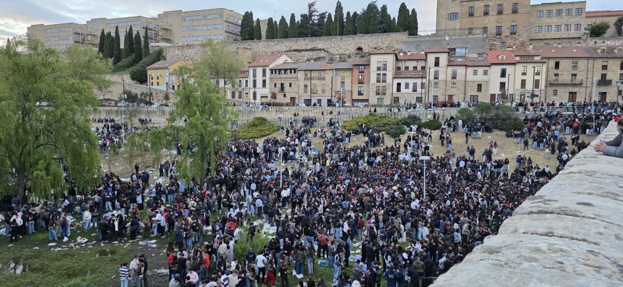 Multitud de personas celebrando el Lunes de Aguas en Salamanca