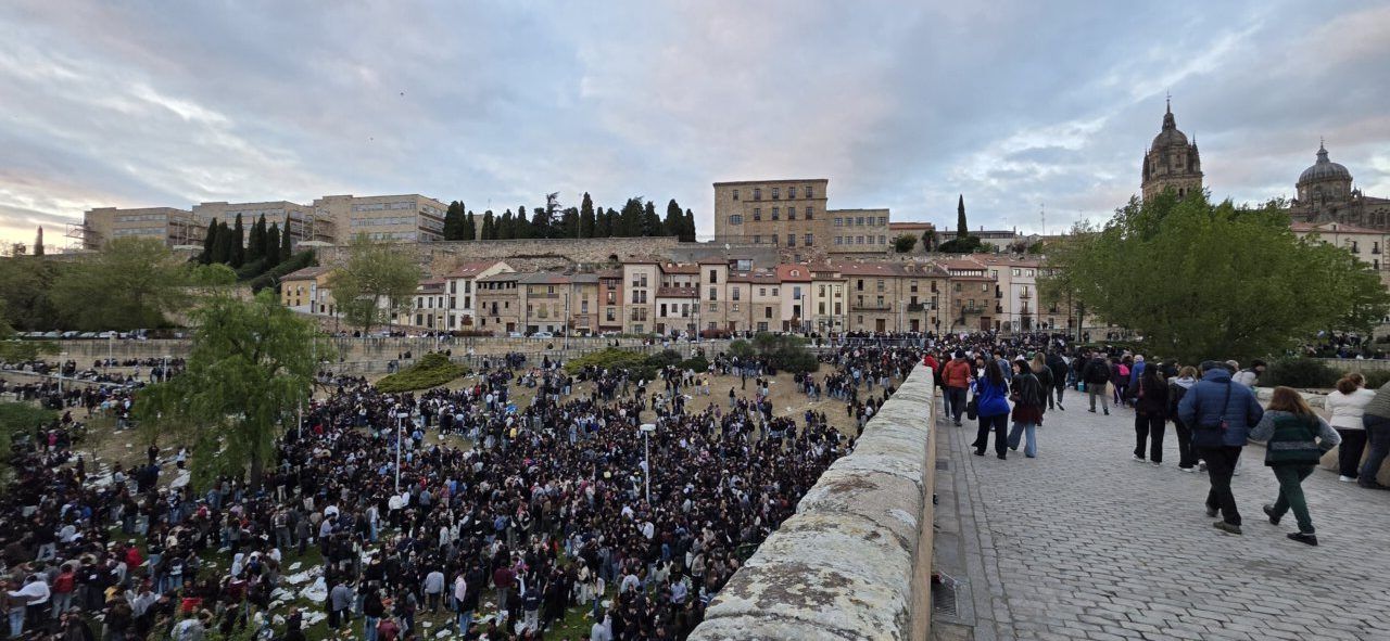 Multitud de personas celebrando el Lunes de Aguas en Salamanca