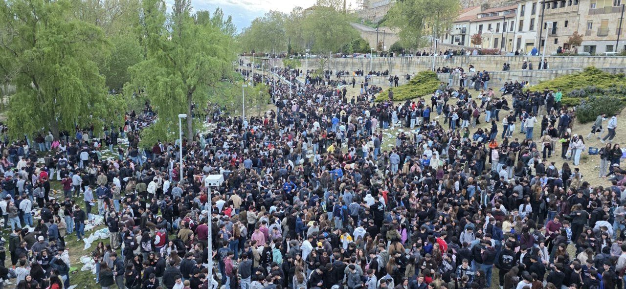 Multitud de personas celebrando el Lunes de Aguas en Salamanca