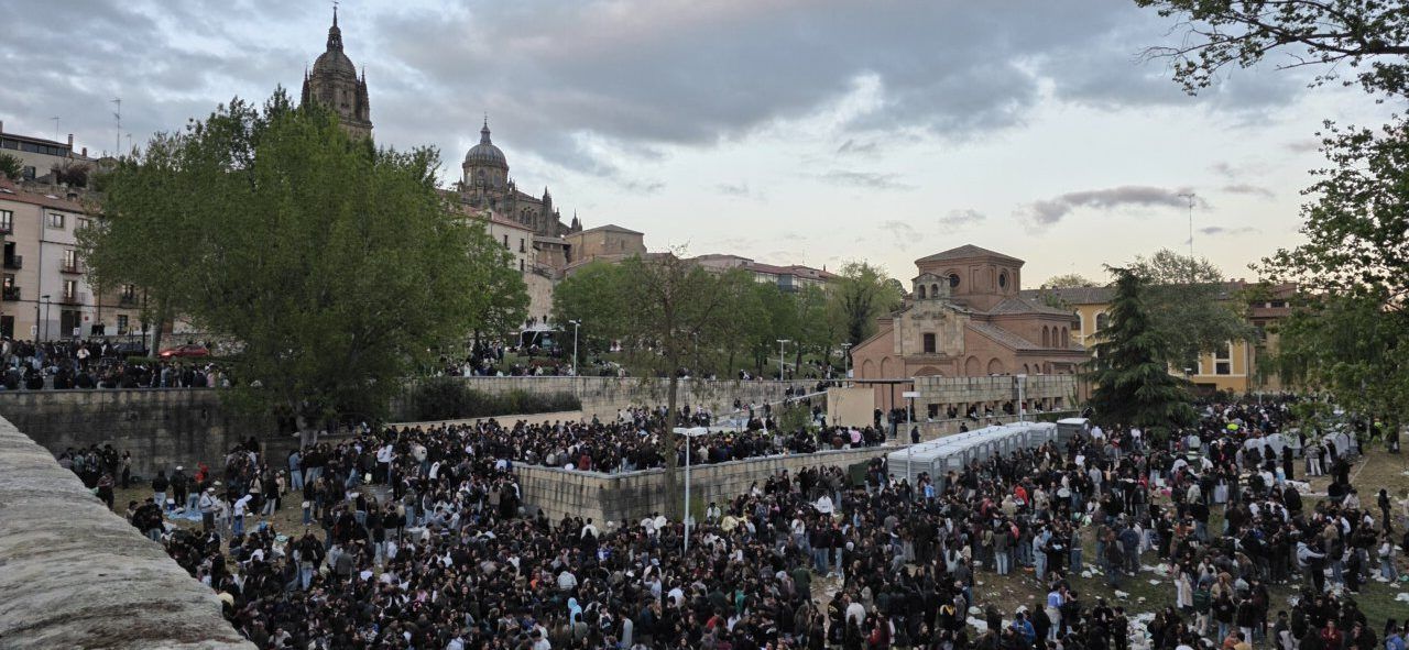 Multitud de personas celebrando el Lunes de Aguas en Salamanca