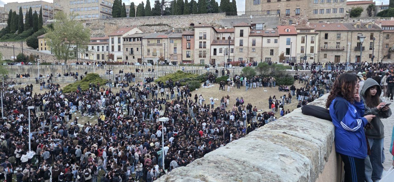 Multitud de personas celebrando el Lunes de Aguas en Salamanca