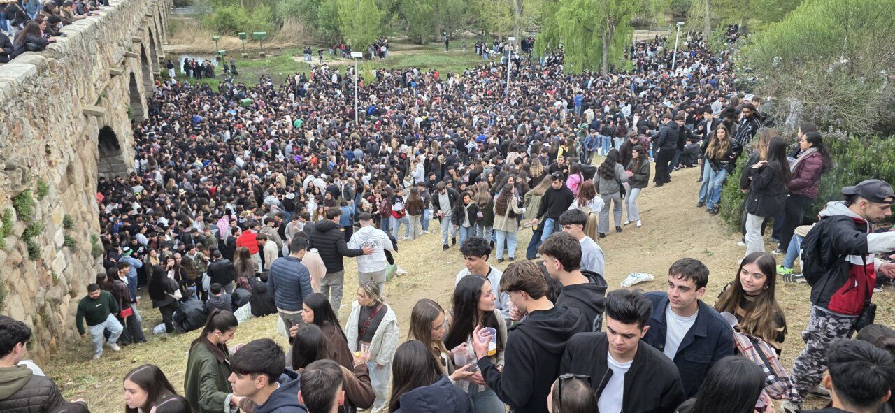 Multitud de personas celebrando el Lunes de Aguas en Salamanca