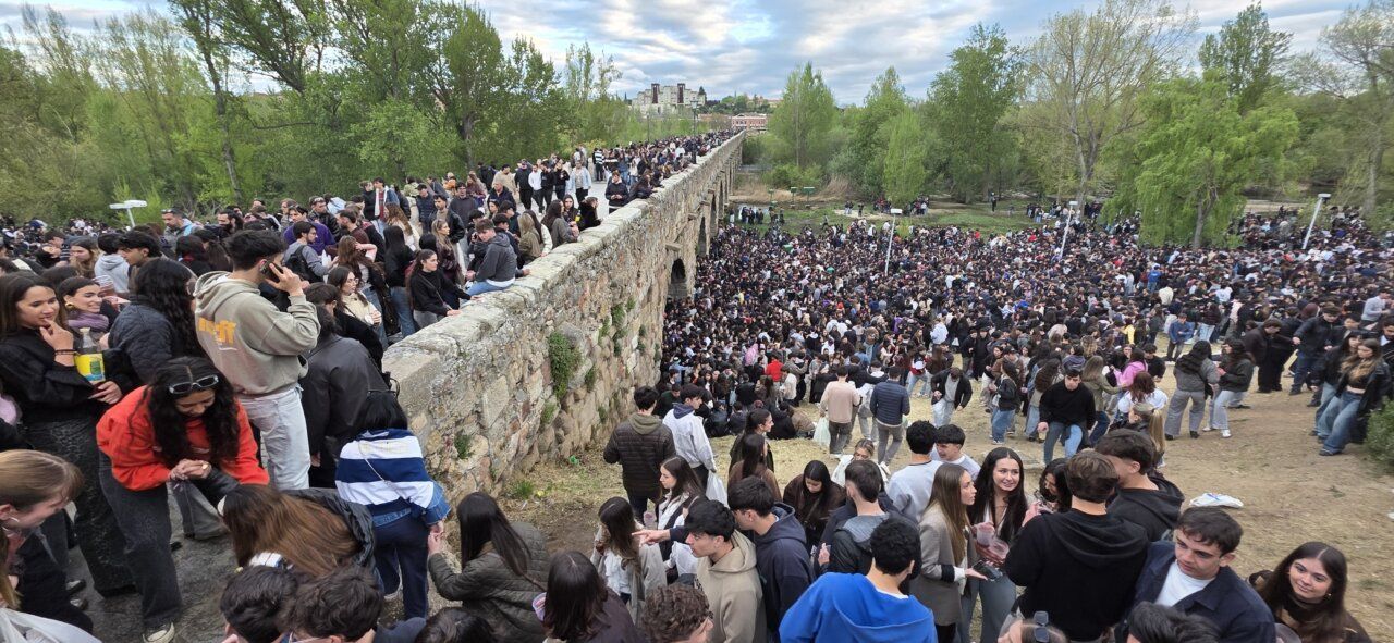 Multitud de personas celebrando el Lunes de Aguas en Salamanca