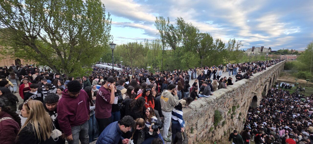 Multitud de personas celebrando el Lunes de Aguas en un puente