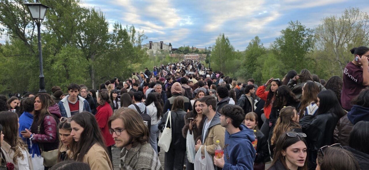 Multitud de personas celebrando el Lunes de Aguas en un parque