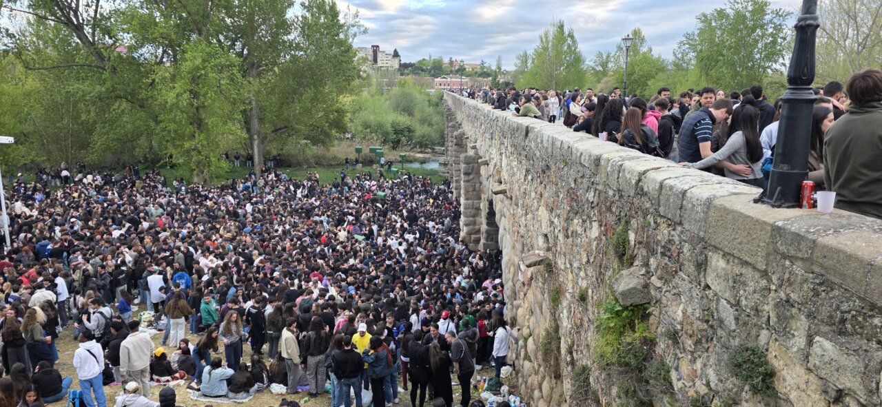 Multitud celebrando el Lunes de Aguas junto a un puente