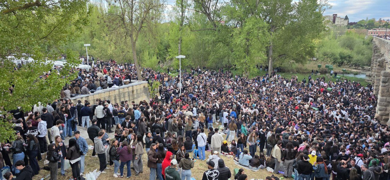 Multitud de personas celebrando el Lunes de Aguas en un parque