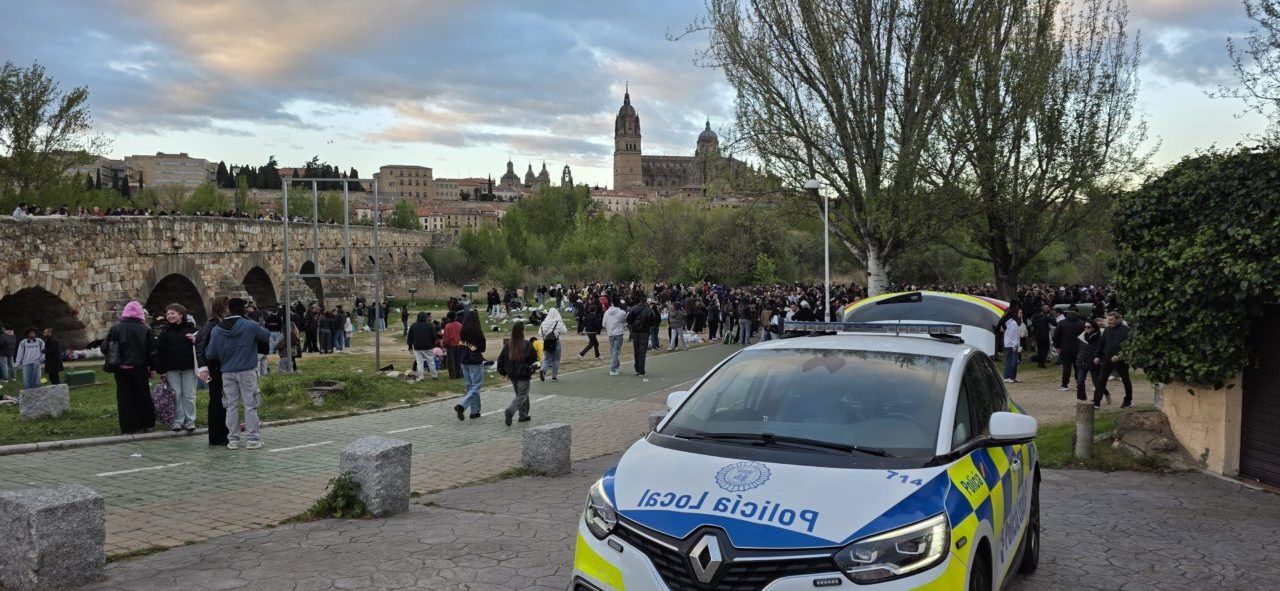 Multitud de personas celebrando el Lunes de Aguas en Salamanca