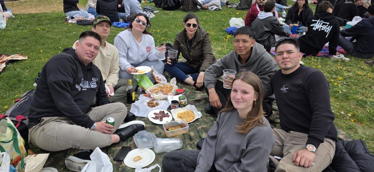 Grupo de amigos disfrutando del Lunes de Aguas en Salamanca con comida y bebida