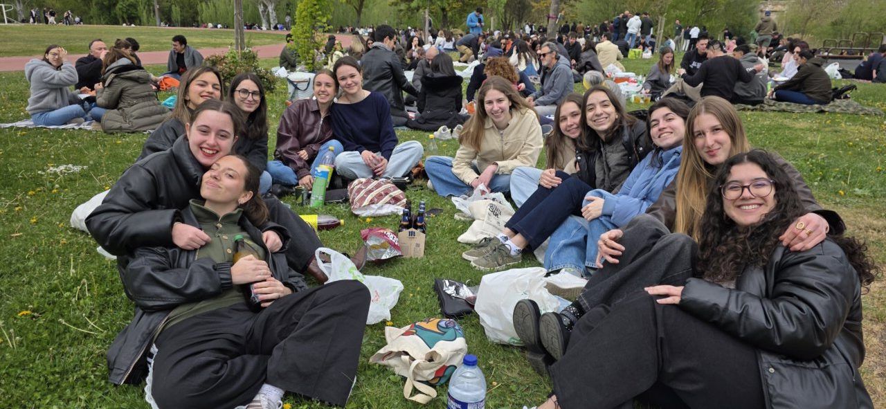 Grupo de jóvenes disfrutando del Lunes de Aguas en Salamanca