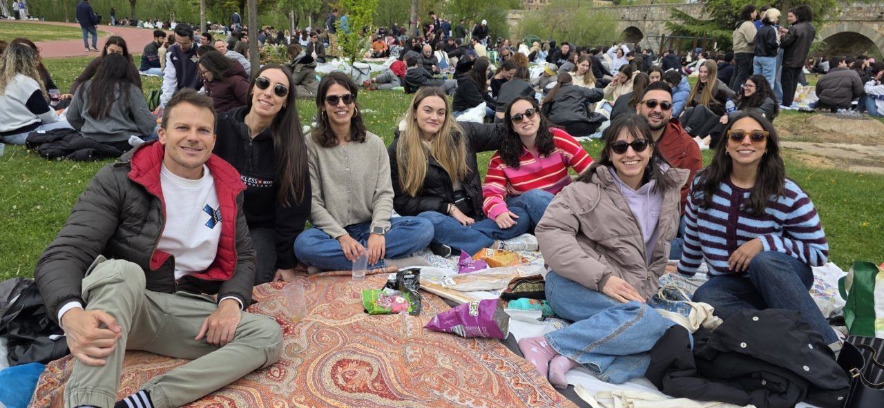 Grupo de amigos disfrutando del Lunes de Aguas en Salamanca