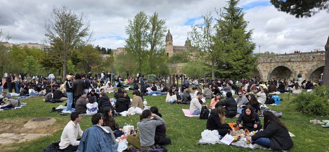 Celebración del Lunes de Aguas en Salamanca con gente disfrutando en el parque