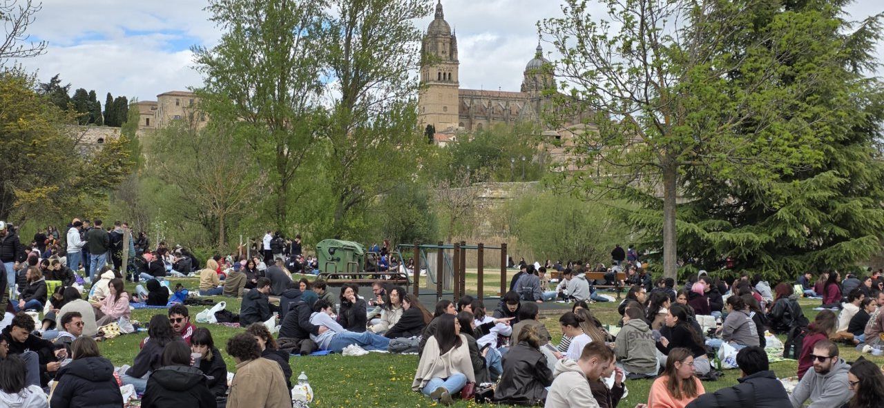 Celebración del Lunes de Aguas en Salamanca con gente disfrutando al aire libre