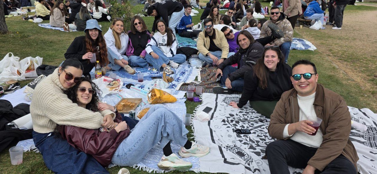 Grupo de amigos disfrutando del Lunes de Aguas en Salamanca con comida y bebida