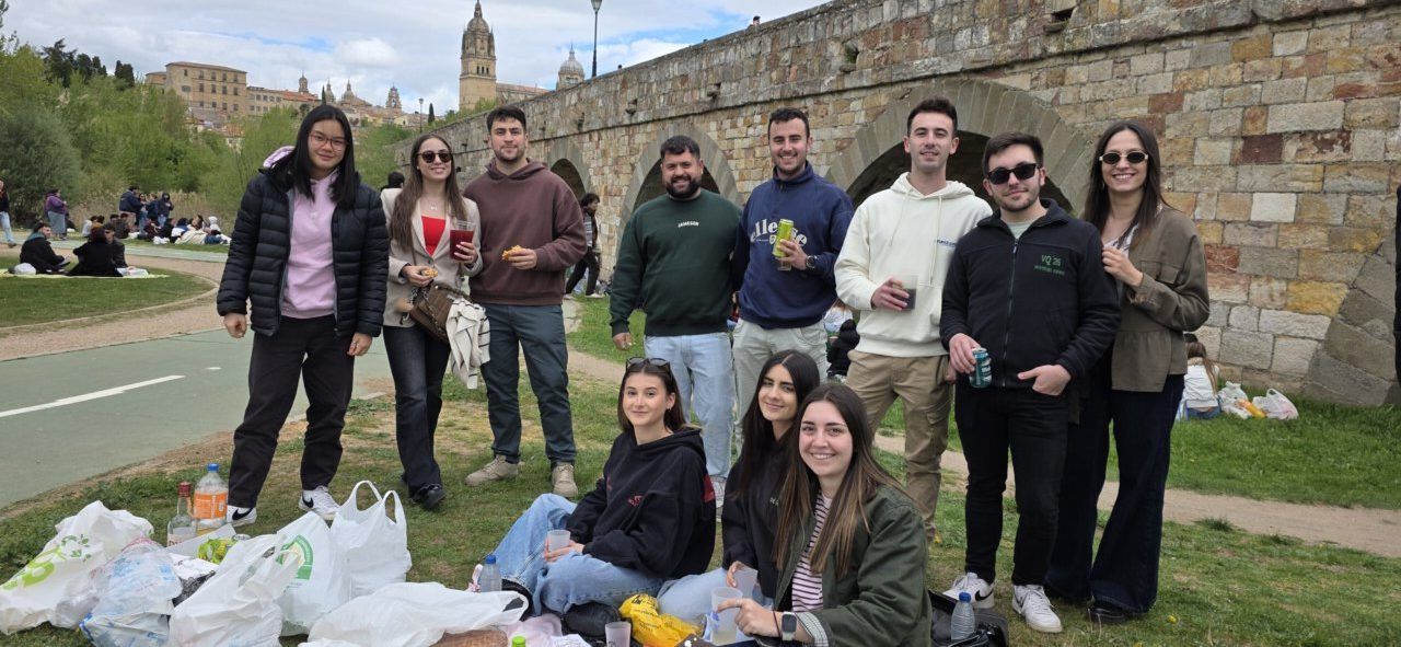 Grupo de amigos celebrando el Lunes de Aguas en Salamanca con comida y bebida.