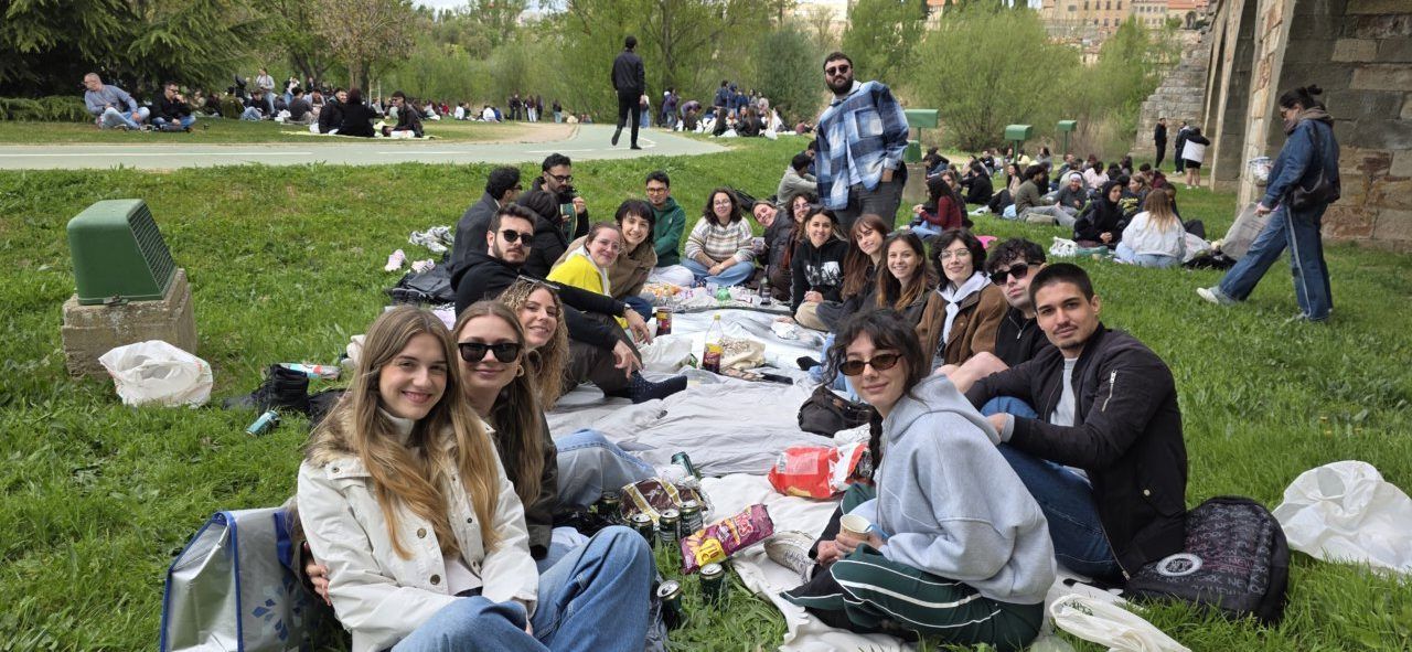 Grupo de personas disfrutando del Lunes de Aguas en Salamanca
